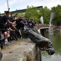 Come stanno gestendo, a Bristol, la statua abbattuta di Edward Colston?