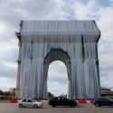 Parigi, dopo 60 anni si avvera il grande sogno di Christo e Jeanne-Claude: l'Arco di Trionfo impacchettato