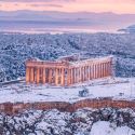 Ondata di freddo in Grecia: ad Atene l'Acropoli coperta dalla neve. Le foto spettacolari