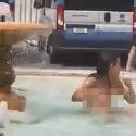 Roma, si spoglia e fa il bagno completamente nuda nella fontana davanti a Palazzo Chigi