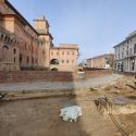 Ferrara, davanti al Castello Estense riemergono tratti delle mura medievali