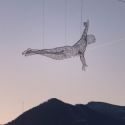 Un uomo volante nei cieli del Trentino: l'installazione di Cédric Le Borgne per Sky Museum