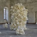 Biella, Cracking Art porta una grande installazione di 400 fiori di plastica in un'azienda tessile