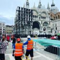 D&G arrivano a Venezia, piazza San Marco chiude a metà e diventa location della sfilata