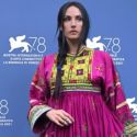 Artista va alla Mostra del Cinema di Venezia in abito nuziale afgano: “solidarietà alle donne”