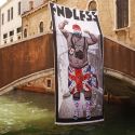 Street art, lo striscione di Endless contro il turismo irrispettoso a Venezia