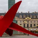 Un enorme drago atterra a Place Vendôme a Parigi: è il Flying Dragon di Alexander Calder