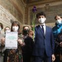 Giornata Mondiale del Libro, a Firenze le librerie indipendenti regalano un iris viola