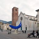 La banana blu gigante di Giuseppe Veneziano invade una delle piazze più belle della Toscana