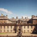 Il Palazzo di Holyroodhouse a Edimburgo, la residenza ufficiale dei re britannici in Scozia