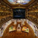 Trento, un supermercato nella platea di un teatro storico: l'installazione provocatoria di Anna Scalfi Eghenter