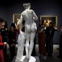 La donna? Quasi assente dalla statuaria pubblica. A Milano una mostra su donne e scultura