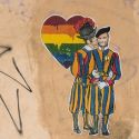 Roma, guardie svizzere gay in un'opera di street art sulle ingerenze della Chiesa