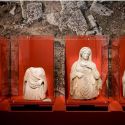 Il Louvre contro il traffico illecito di beni: esposte sculture dalla Libia e dalla Siria
