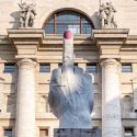 Milano, il Dito di Cattelan si tinge con smalto rosa contro la violenza sulle donne