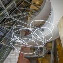 Uno spettacolare neon di Lucio Fontana è stato installato nell'atrio del Guggenheim di Bilbao