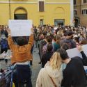 Nel silenzio generale ieri tantissimi lavoratori dello spettacolo hanno manifestato ovunque