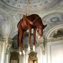 Maurizio Cattelan: le opere principali, i temi della sua arte