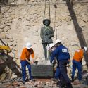 Spagna, evento storico: rimosso l'ultimo monumento di Francisco Franco ancora in piedi