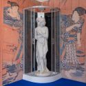 Statue dentro box doccia e quadri su casette di legno. A Ginevra la mostra che cambia i paradigmi