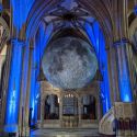 La Cattedrale di Bristol ospita... una gigantesca luna: il progetto itinerante di Luke Jerram