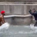 Roma, fa il bagno nudo nella fontana delle Naiadi: fermato dalla polizia, il video è virale
