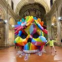 Un enorme teschio colorato in una chiesa del Seicento: la mostra di Okuda San Miguel a Bologna