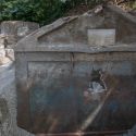 Scoperta a Pompei: ritrovata tomba di un liberto, decorata, e con i resti del defunto