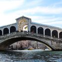 Terminato il lungo restauro del Ponte di Rialto. Ma è polemica per la targa celebrativa