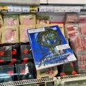 Un quadro buttato in mezzo ai prosciutti al supermercato: singolare protesta a Ischia
