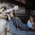 Termina il restauro dei marmi di Michelangelo alla Sagrestia Nuova: la biopulitura coi batteri
