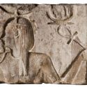 Restauro aperto per antico rilievo templare egizio con il dio Heh al Museo Archeologico di Bologna 