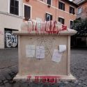 Roma, vandalizzata la porchetta di Trastevere. Ricoperta di vernice rossa 