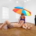 A Londra una mostra ripercorre l'intera carriera di Ron Mueck dal 1996 a oggi 