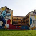 Milano, terminato il murale di Rosk che riflette sull'esigenza di eliminare le distanze