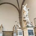 Firenze, intervento annuale di pulitura sulle statue della Loggia dei Lanzi 