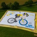 Dipinto da record: youtuber creano la tela più grande del mondo per tifare campione del Tour de France 
