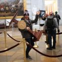 I dipinti dell'assalto al Congresso: quali sono i simboli violati dai facinorosi pro-Trump