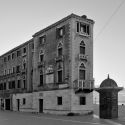 Dopo sei mesi di lavori, Palazzo Grassi riapre con una mostra su Venezia in bianco e nero 