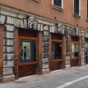 Venezia, gli artisti accendono le vetrine di piazza San Marco