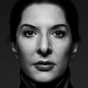 Marina Abramović lancia serie di lezioni online dedicate alla performance in veste di curatrice