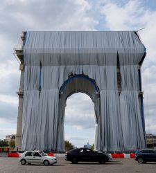 Parigi, dopo 60 anni si avvera il grande sogno di Christo e Jeanne-Claude: l'Arco di Trionfo impacchettato