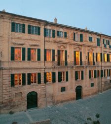 Recanati, esposto per la prima volta il manoscritto di Leopardi sul monumento a Dante da realizzare a Firenze 