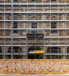 JonOne rivisita la storia di Palazzo Farnese con un'opera monumentale ispirata da un antico cippo 