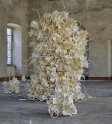 Biella, Cracking Art porta una grande installazione di 400 fiori di plastica in un'azienda tessile