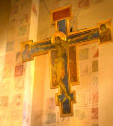 Firenze, torna visibile a tutti il Crocifisso di Santa Croce di Cimabue 