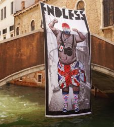 Street art, lo striscione di Endless contro il turismo irrispettoso a Venezia