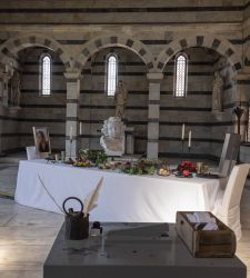 Pisa, una tavola imbandita dentro la chiesa di Santa Maria della Spina