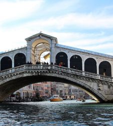 Terminato il lungo restauro del Ponte di Rialto. Ma è polemica per la targa celebrativa