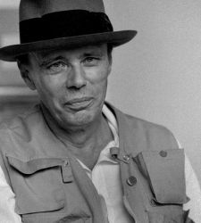 Brescia, l'omaggio a Joseph Beuys con una singolare mostra di fotografie